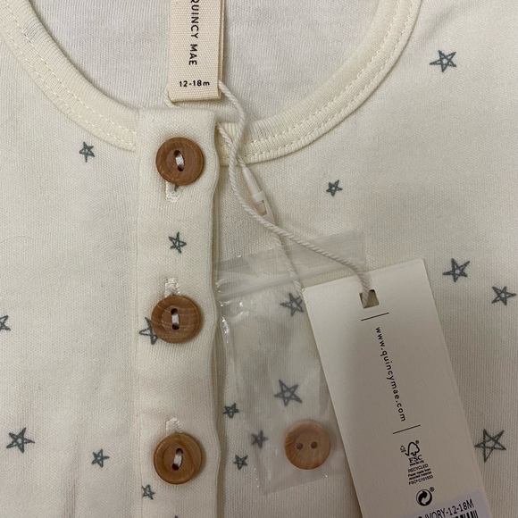 *FINAL* 🆕 Quincy Mae Romper, Organic Cotton, Ivory w/ blue stars - Picture 5 of 11